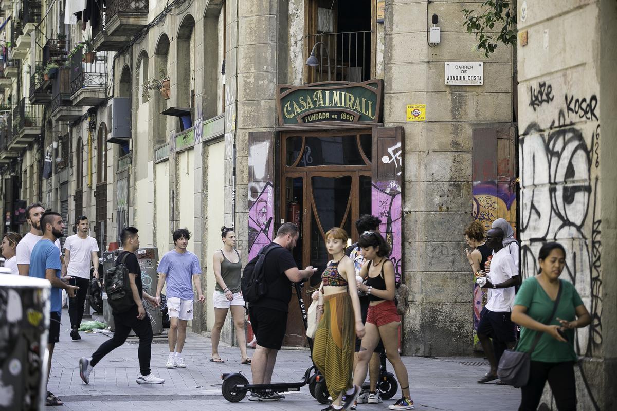 Ciutat Vella amplia en una desena els carrers que tancaran terrasses i bars una hora abans