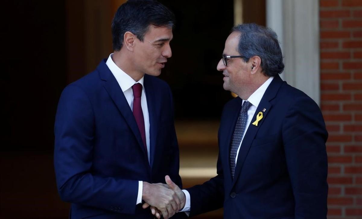 El presidente del Gobierno, Pedro Sánchez, recibe al ’president’ de la Generalitat, Quim Torra, en el palacio de la Moncloa.