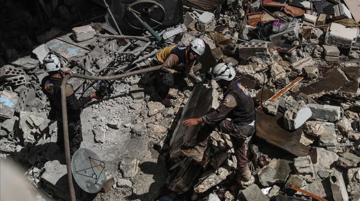 Operaciones de rescate en la ciudad de Ariha, en la provincia de Idleb, tras un bombardeo realizado el 31 de mayo pasado. Operaciones de rescate en la ciudad de Ariha, en la provincia de Idleb, tras un bombardeo realizado el 31 de mayo pasado.