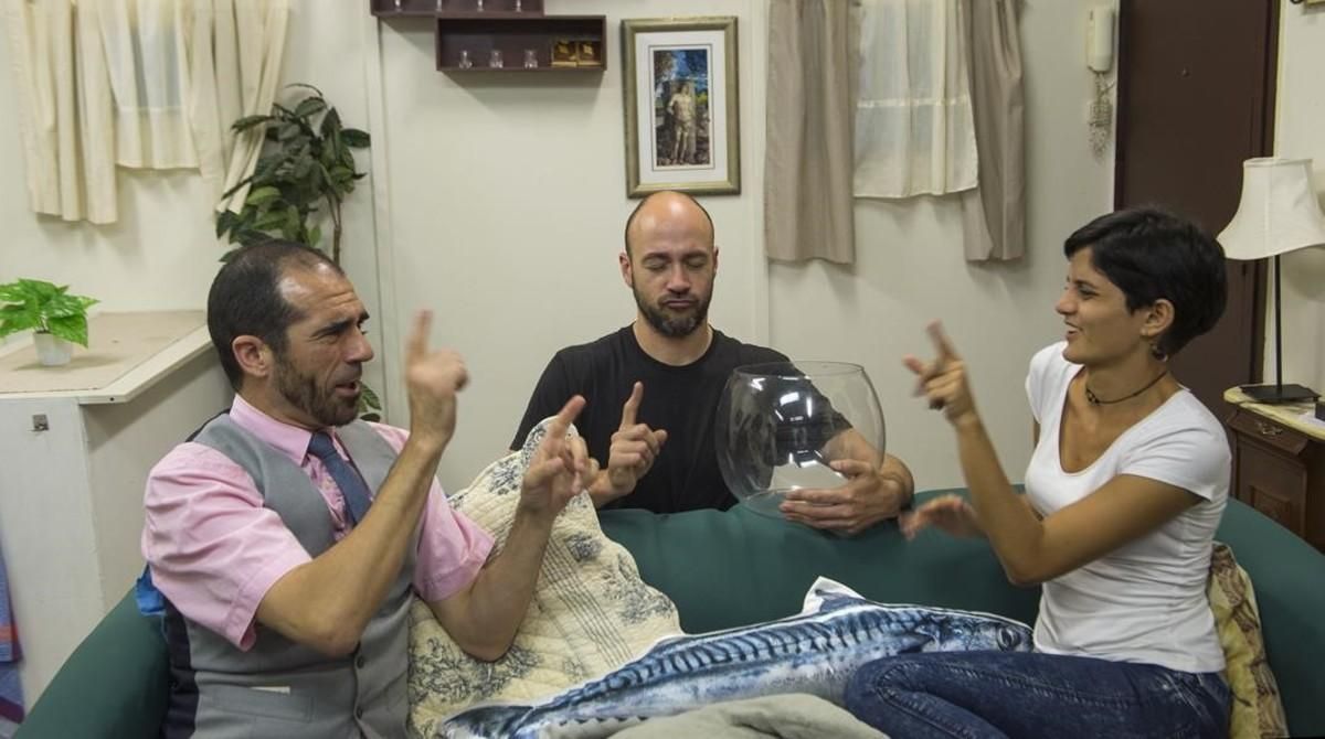 Los tres protagonistas de la webserie ’Peixos’, Frank Vidiella, Sam Campos y Alícia Sort, se comunican en lengua de signos en el salón-plató. Frank y Alícia son sordos de nacimiento. Sam, oyente. Los tres protagonistas de la webserie ’Peixos’, Frank Vidiella, Sam Campos y Alícia Sort, se comunican en lengua de signos en el salón-plató. Frank y Alícia son sordos de nacimiento. Sam, oyente.
