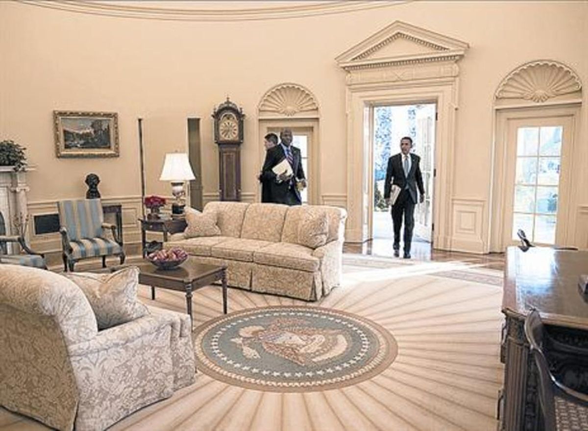 Barack Obama, en su primera entrada en el Despacho Oval, en el 2009. Barack Obama, en su primera entrada en el Despacho Oval, en el 2009.