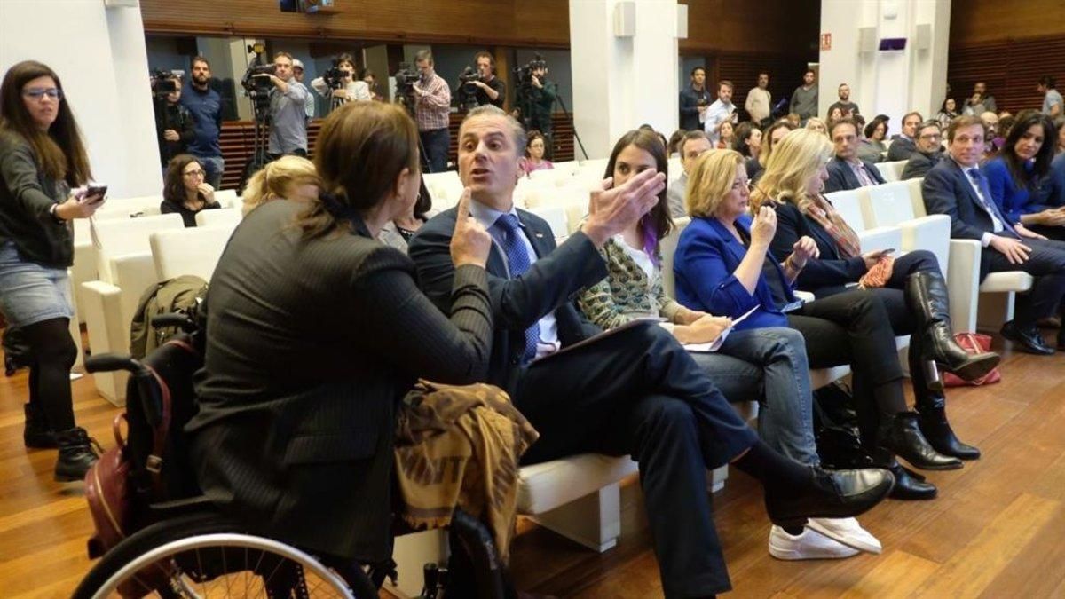 Ortega Smith y Nadia Otmani durante el acto municipal por el Día contra la Violencia Machista. Ortega Smith y Nadia Otmani durante el acto municipal por el Día contra la Violencia Machista.