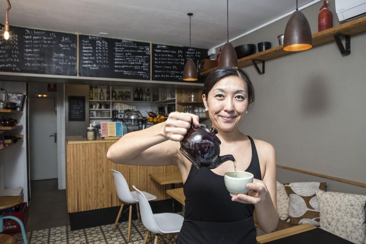 Rie Yasui, en La Piccolina, sirve un té. Rie Yasui, en La Piccolina, sirve un té.