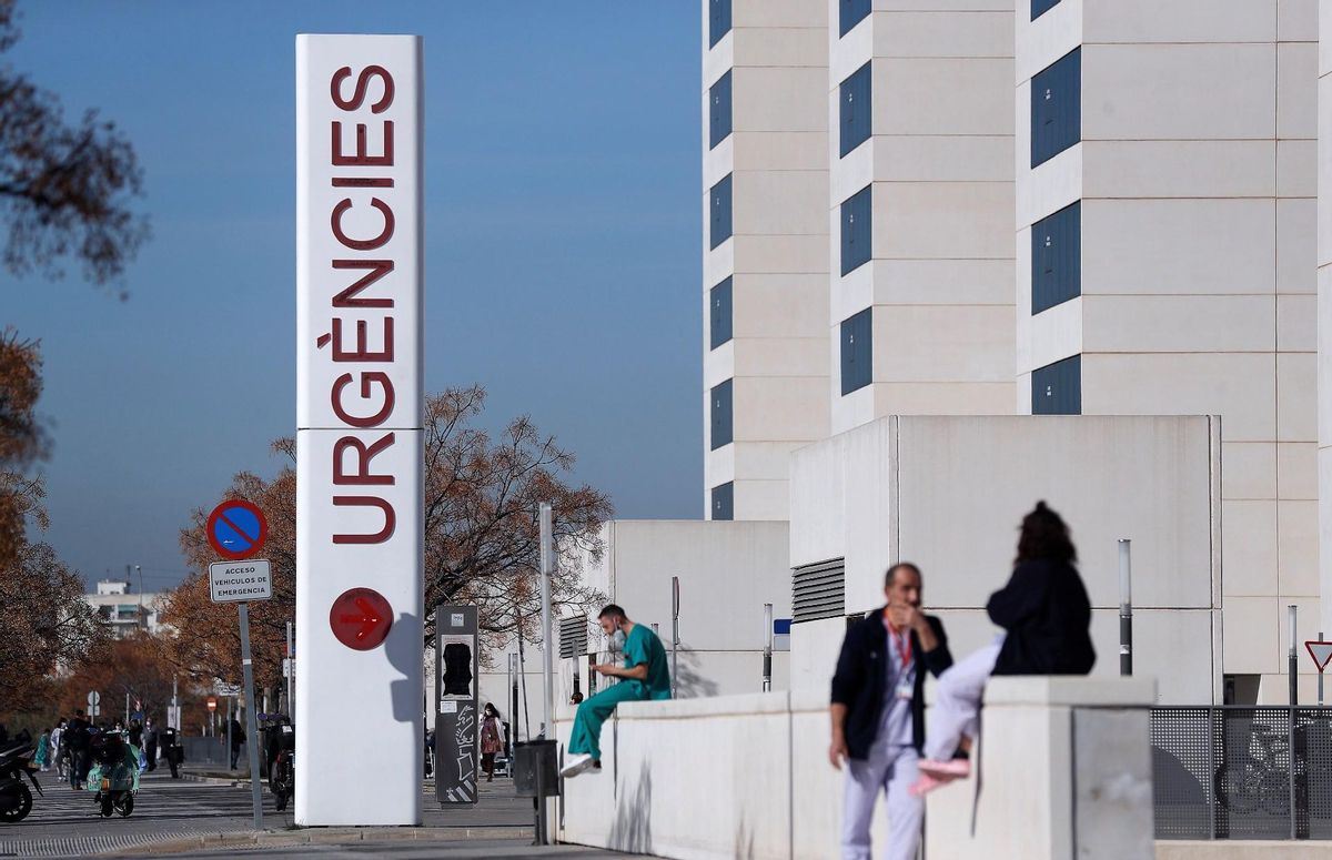 Personal sanitario del Hospital La Fe de València descansa a las puertas de urgencias del centro hospitalario, este martes. Personal sanitario del Hospital La Fe de València descansa a las puertas de urgencias del centro hospitalario, este martes.
