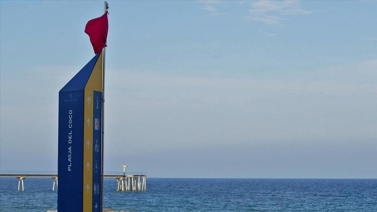 Una playa de Badalona con bandera roja, en una imagen de archivo