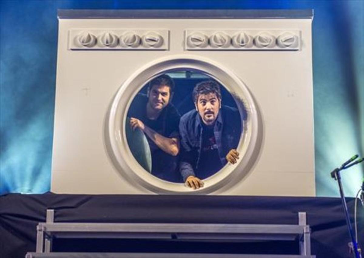 Los hermanos Muñoz salieron al escenario desde una lavadora gigante. 