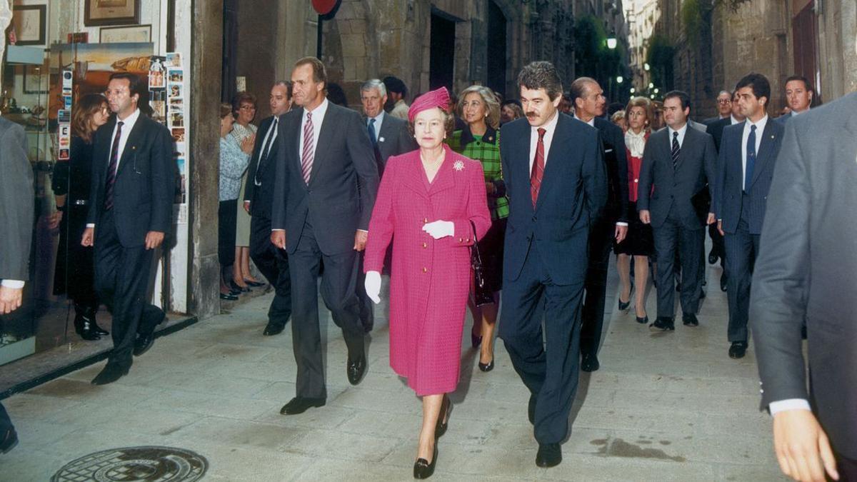La Reina Isabell II, camino del Museo Picasso, durante su visita a Barcelona en octubre de 1988.