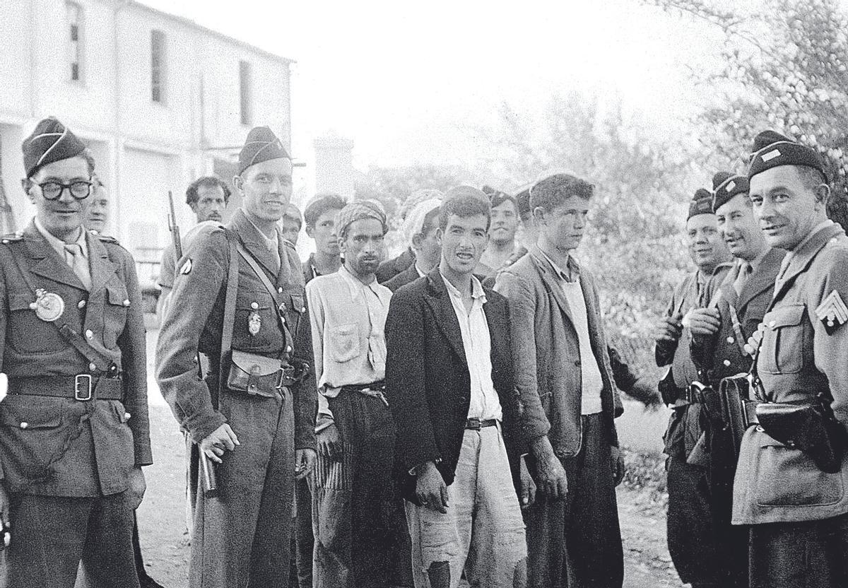 Soldados franceses arrestan a presuntos combatientes argelinos, en el Atlas, en 1954. 