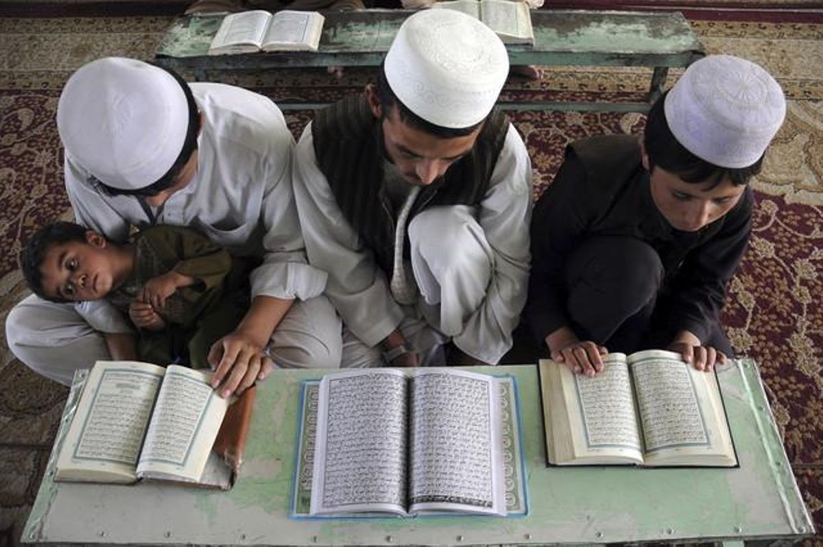 Niños afganos leen el Corán durante el mes de Ramadán, en Mazar-i-Sharif (Afganistán), el pasado día 17. Niños afganos leen el Corán durante el mes de Ramadán, en Mazar-i-Sharif (Afganistán), el pasado día 17.