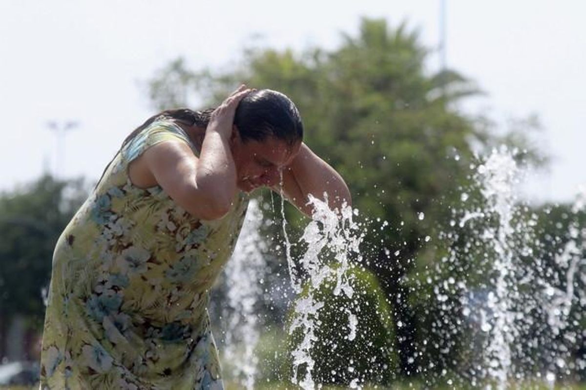Una mujer se refresca en una de las fuentes de la ciudad debido a las altas temperaturas que se registran en Córdoba, dentro de la ola de calor que se registra en casi toda España. Una mujer se refresca en una de las fuentes de la ciudad debido a las altas temperaturas que se registran en Córdoba, dentro de la ola de calor que se registra en casi toda España.