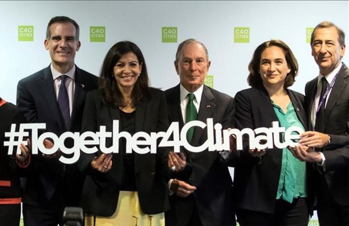 De izquierda a derecha, Eric Garcetti, alcalde de Los Ángeles; Anne Hidalgo (París); Michael Bloomberg, exalcalde de Nueva York; Ada Colau, y Giuseppe Sala (Milán), tras la conferencia. De izquierda a derecha, Eric Garcetti, alcalde de Los Ángeles; Anne Hidalgo (París); Michael Bloomberg, exalcalde de Nueva York; Ada Colau, y Giuseppe Sala (Milán), tras la conferencia.