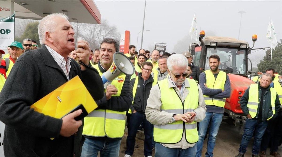 Un momento de la protesta convocada por los agricultores en los accesos a Sevilla por la A-4 a la altura de Carmona. Un momento de la protesta convocada por los agricultores en los accesos a Sevilla por la A-4 a la altura de Carmona.