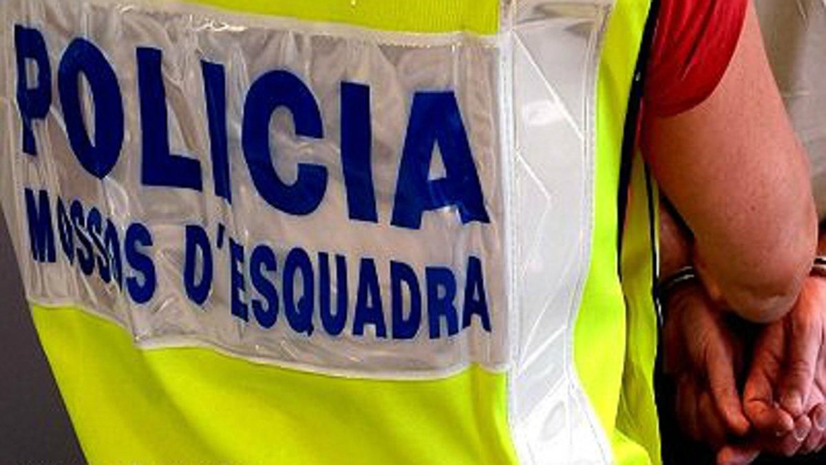 Presó per a un home que enganyava dones a Barcelona al prometre'ls papers Presó per a un home que enganyava dones a Barcelona al prometre'ls papers