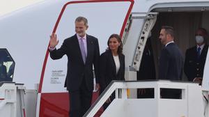 Felipe VI y Letizia, este domingo por la tarde, en la base militar de Torrejón de Ardoz, a punto de entrar en el avión que les ha llevado a Berlín.