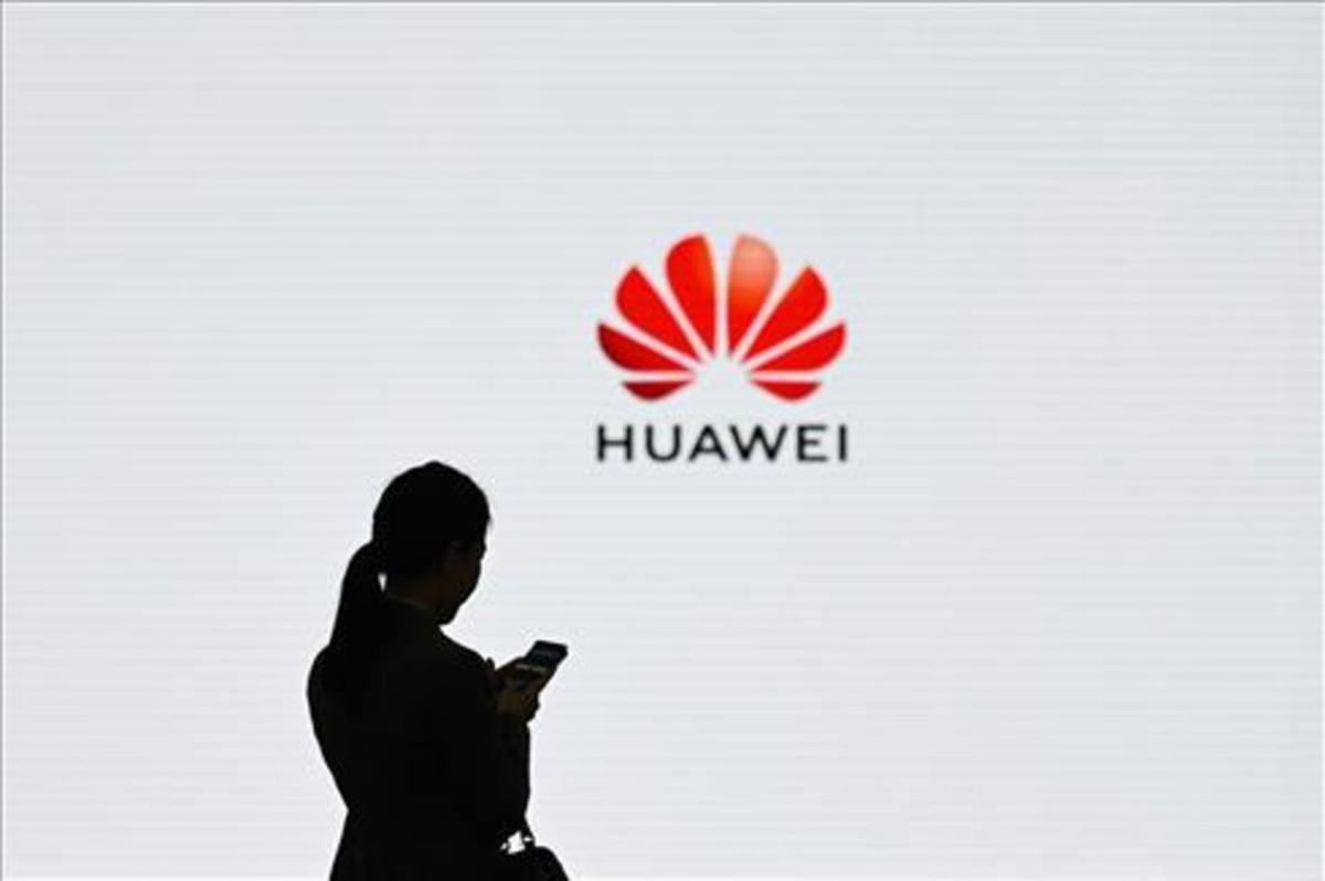 Una empleada de Huawei usando su smartphone durante el Huawei Digital Transformation Showcase, celebrado en marzo de 2019 en Shenzhen, China.