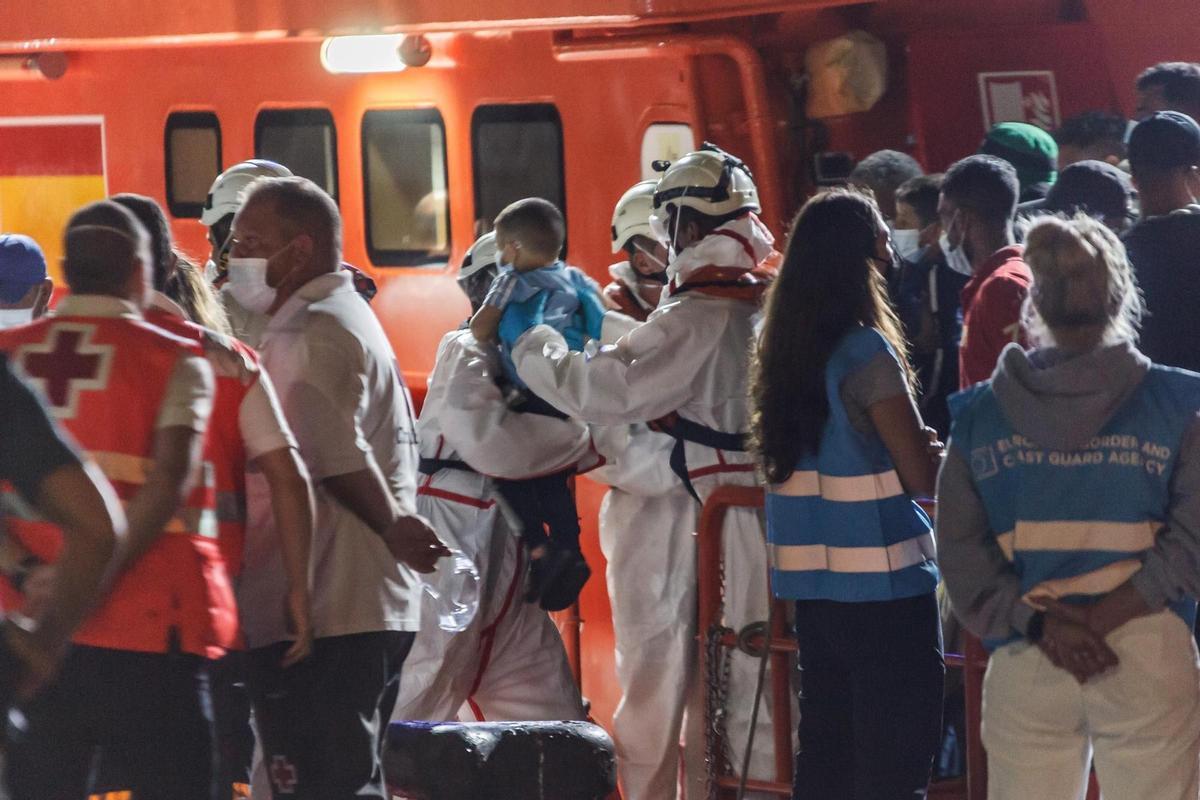 Dos muertos y cuatro desaparecidos al volcar una patera a 130 km de Gran Canaria