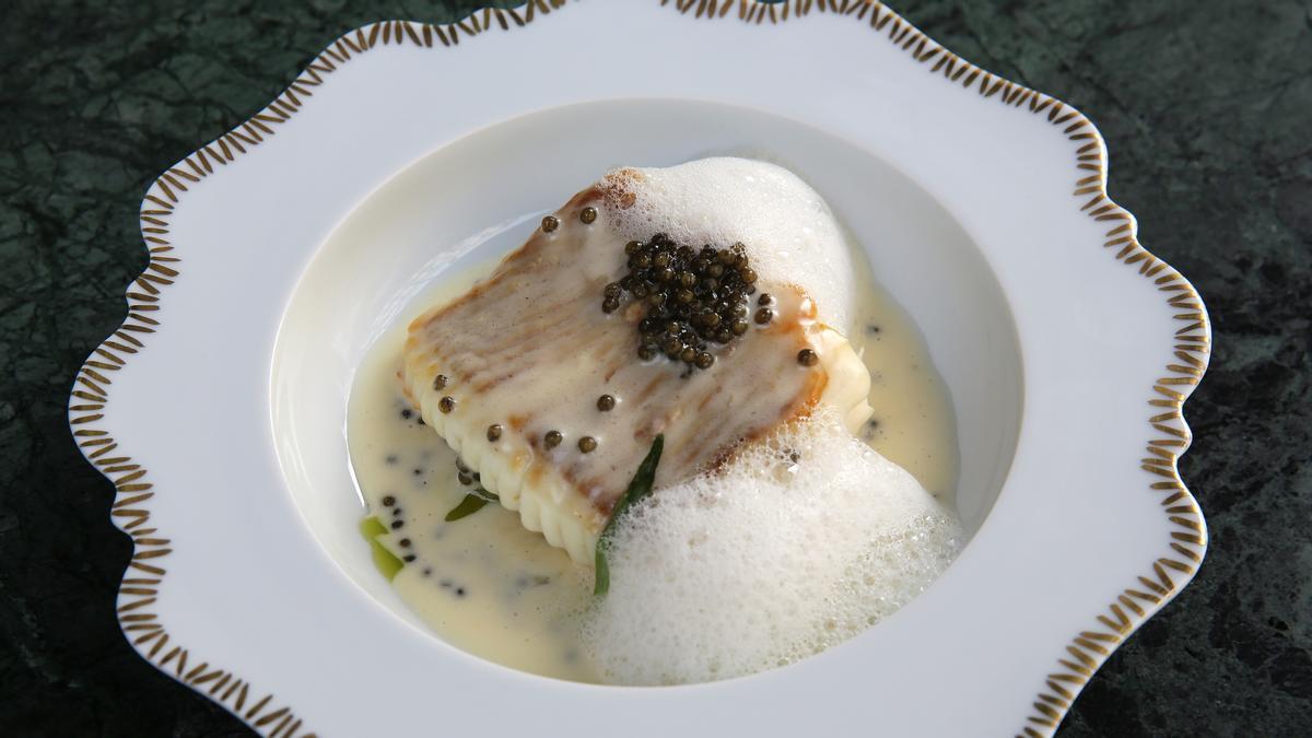 La raya con mantequilla blanca con caviar del restaurante Mont Bar.
