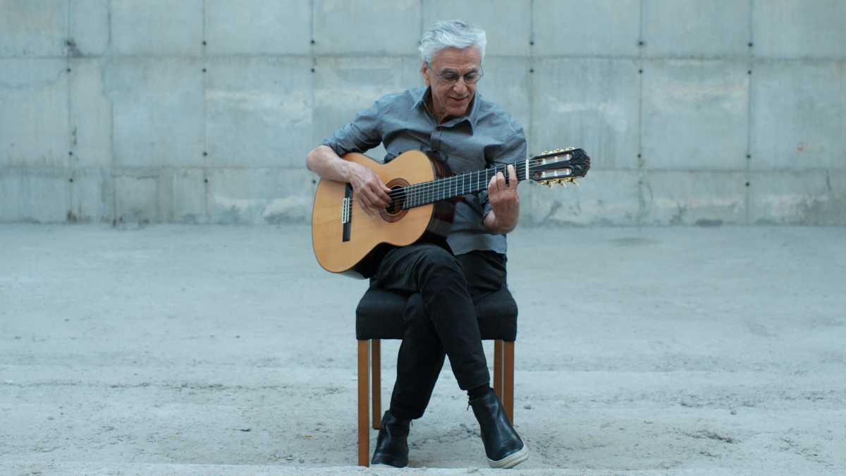 Caetano Veloso recuerda en el documental algunas de las canciones que escuchó en cautiverio, Caetano Veloso recuerda en el documental algunas de las canciones que escuchó en cautiverio,