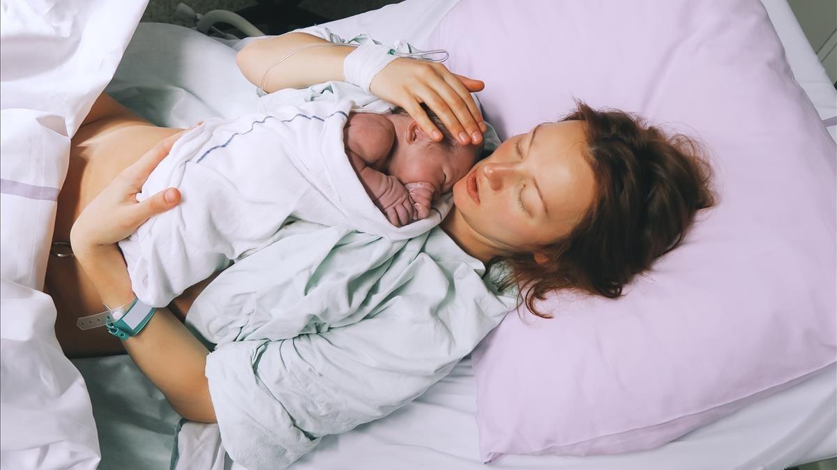Una madre con su hijo tras el parto. Una madre con su hijo tras el parto.
