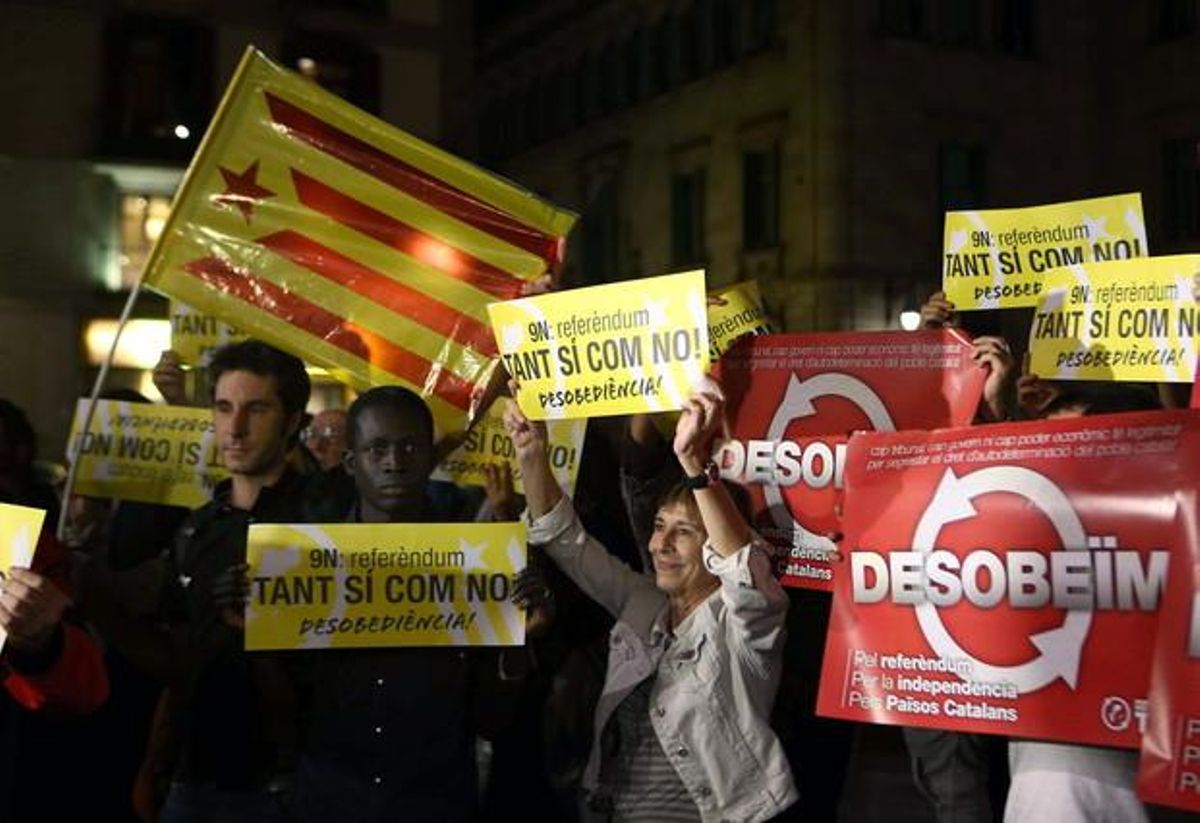 Simpatizantes y militantes de la CUP, anoche, delante del palacio de la Generalitat. Simpatizantes y militantes de la CUP, anoche, delante del palacio de la Generalitat.