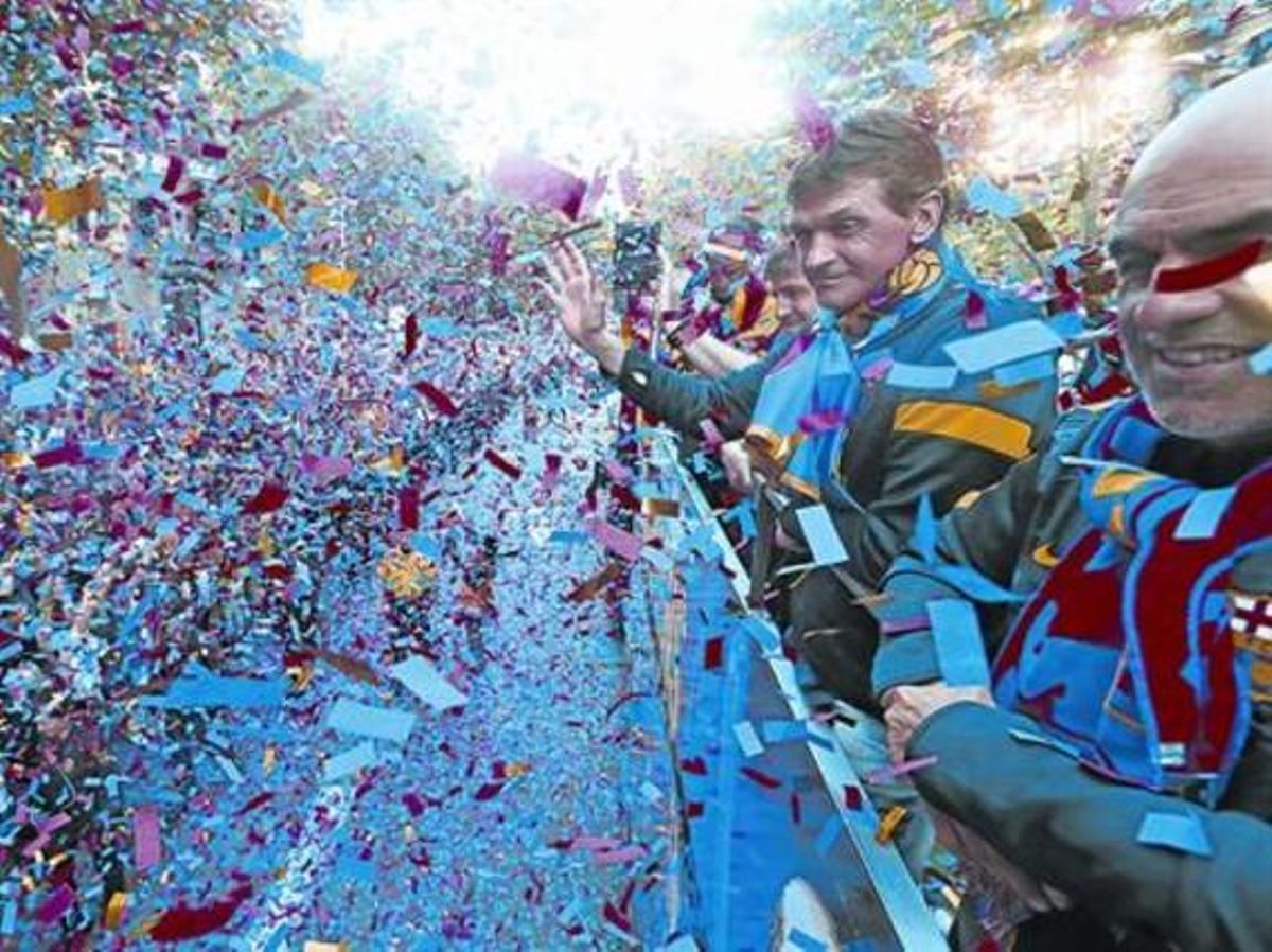 Tito saluda a los barcelonistas desde el autobús de la rúa para festejar la consecución de la Liga, en mayo del 2013. Tito saluda a los barcelonistas desde el autobús de la rúa para festejar la consecución de la Liga, en mayo del 2013.
