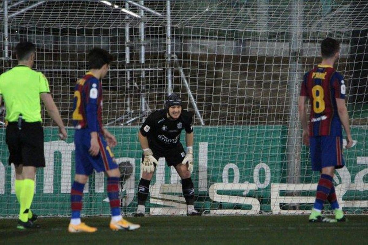 Pjanic se dispone a lanzar el penalti que falló ante el Cornellá Pjanic se dispone a lanzar el penalti que falló ante el Cornellá