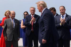 El líder de la minoría republicana en el Congreso, Kevin McCarthy (centro), aplaude al expresidente Donald Trump.