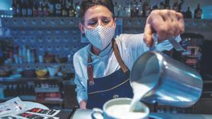 Una camarera sirve leche en una taza en una cafetería de Toledo, el pasado día 2.