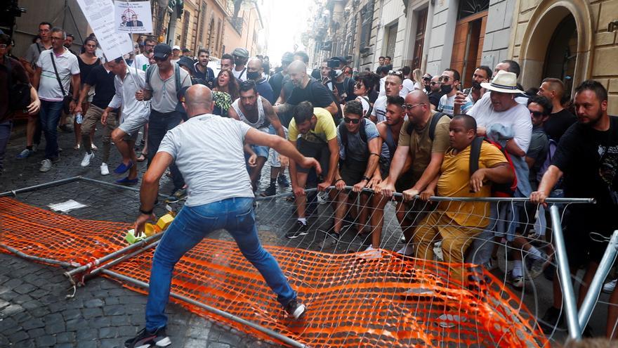 I conservatori italiani si uniscono all’ondata di proteste contro la vaccinazione di massa