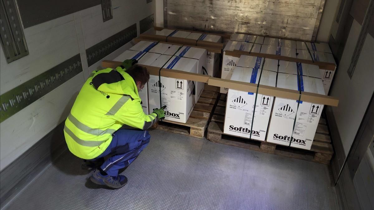 Cajas con la vacuna de Pfizer son almacenadas en un depósito en Irxleben, en el este de Alemania. Cajas con la vacuna de Pfizer son almacenadas en un depósito en Irxleben, en el este de Alemania.