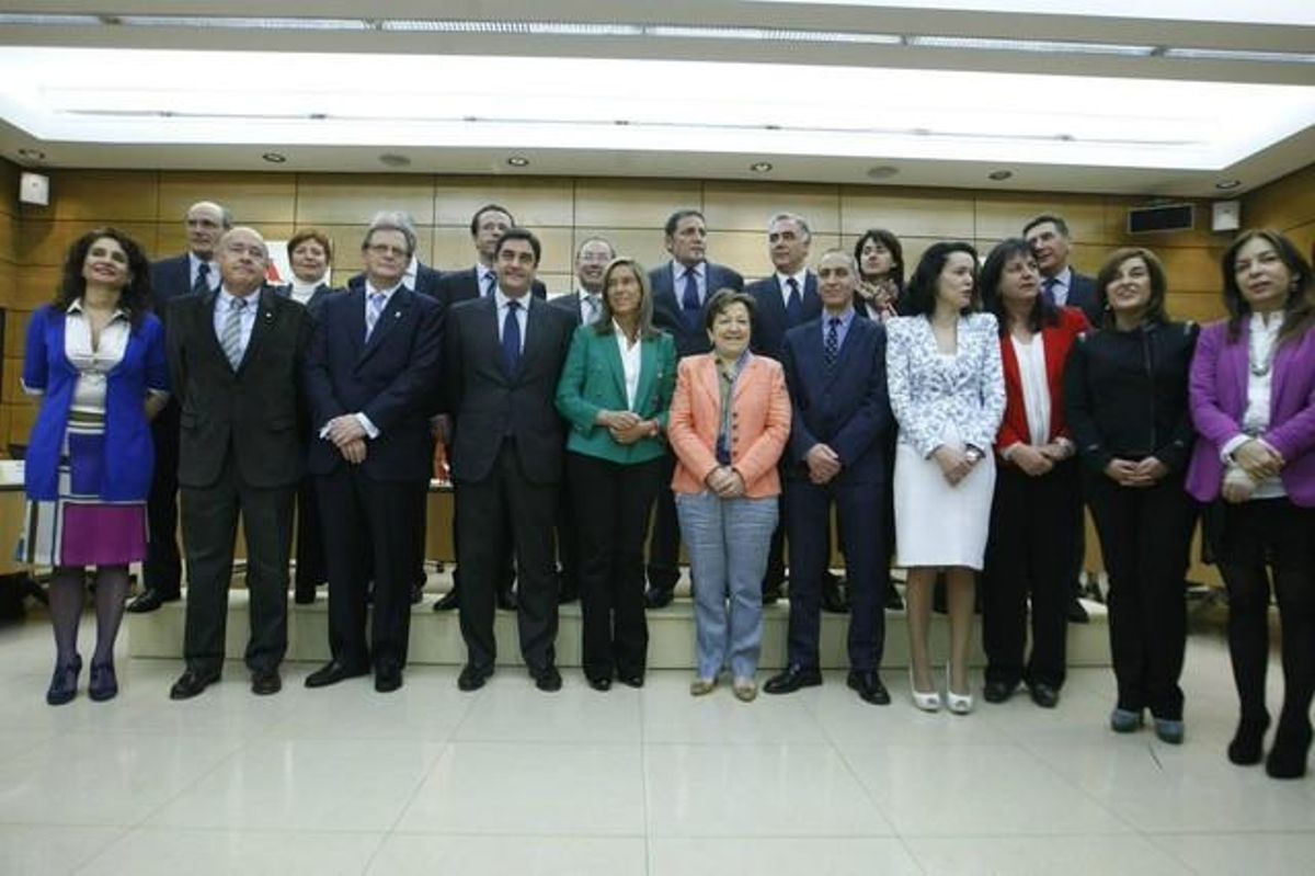 La ministra de Sanidad, Ana Mato (con chaqueta verde, en el centro), junto a los consejeros de Sanidad de las autonomías, este miércoles, en Madrid. La ministra de Sanidad, Ana Mato (con chaqueta verde, en el centro), junto a los consejeros de Sanidad de las autonomías, este miércoles, en Madrid.
