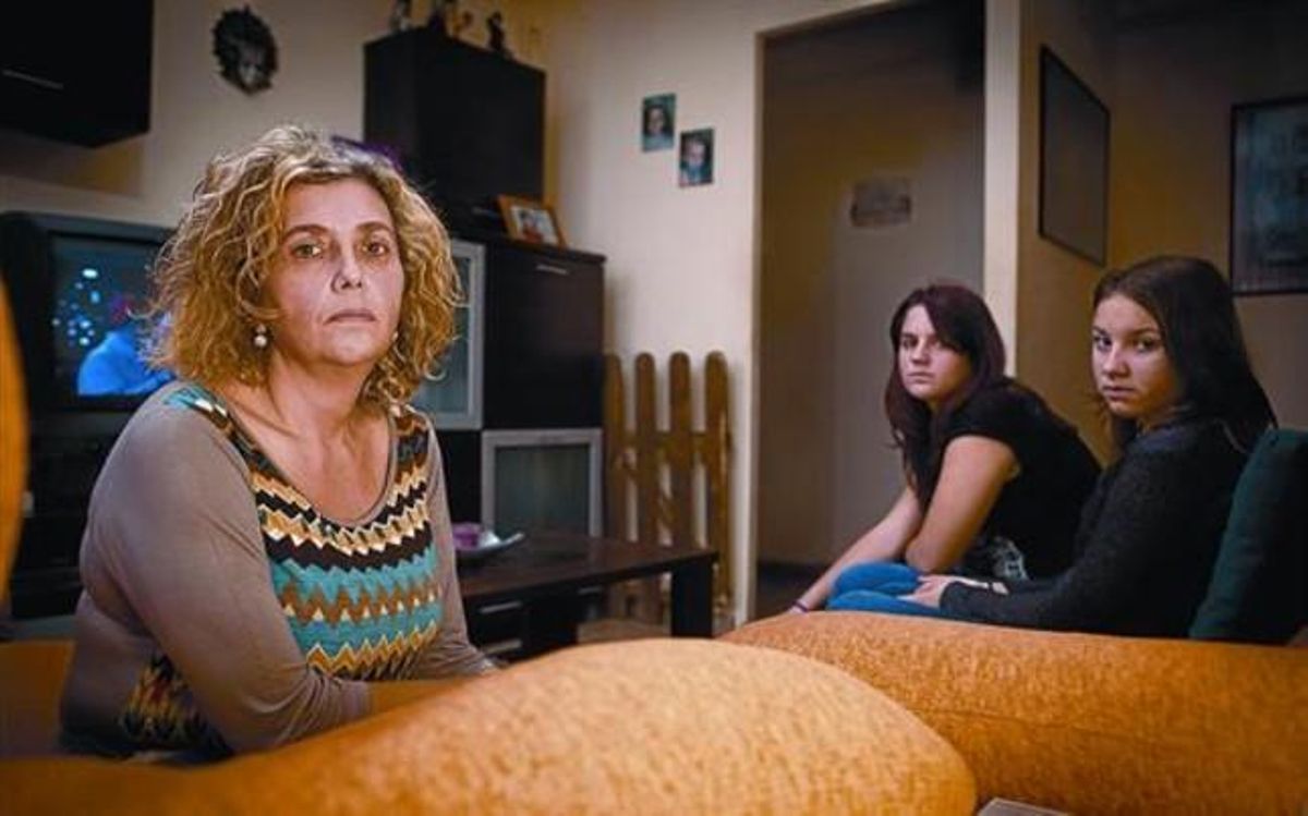 Unidas 8Victoria y sus dos hijas, Amanda y Judith, en el piso de alquiler de Cubelles donde viven desde que perdieron la casa. Unidas 8Victoria y sus dos hijas, Amanda y Judith, en el piso de alquiler de Cubelles donde viven desde que perdieron la casa.