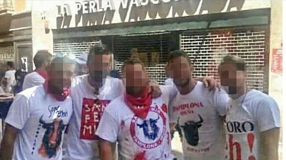La Manada, el grupo de jóvenes sevillanos acusados de la violación en grupo de una chica en los Sanfermines del 2016. La Manada, el grupo de jóvenes sevillanos acusados de la violación en grupo de una chica en los Sanfermines del 2016.