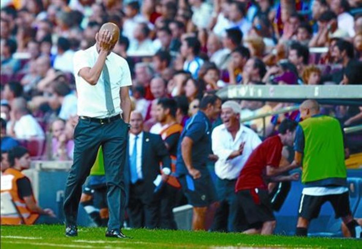 Guardiola se lamenta tras el segundo gol del Hércules, ayer en el Camp Nou.
