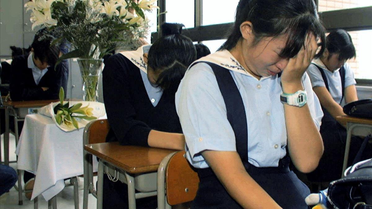 Una jove japonesa demanda el seu col·le per obligar-la a tenyir-se els cabells