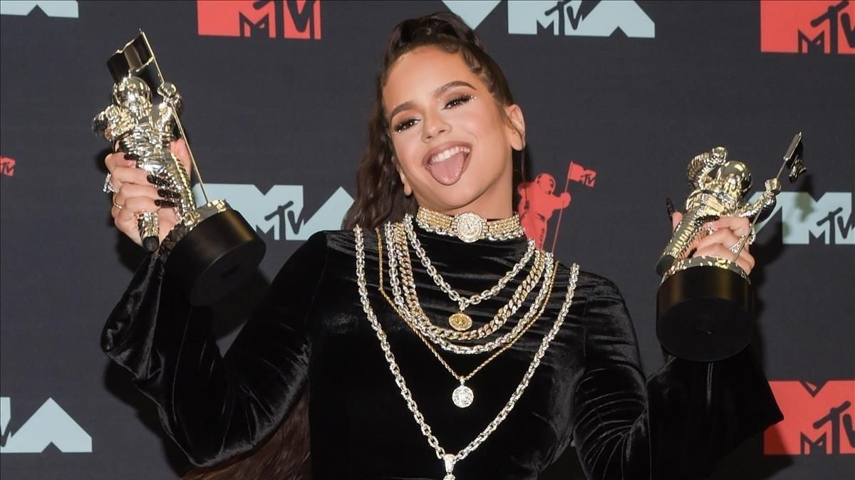 Rosalía muestra sus dos premios MTV. Rosalía muestra sus dos premios MTV.