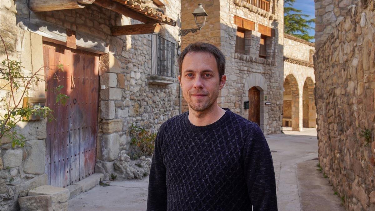 Ton Lloret, impulsor de la iniciativa Repoblem, en Twitter, en el núcleo de Clariana (municipio de Argençola), donde vive con su familia. Ton Lloret, impulsor de la iniciativa Repoblem, en Twitter, en el núcleo de Clariana (municipio de Argençola), donde vive con su familia.