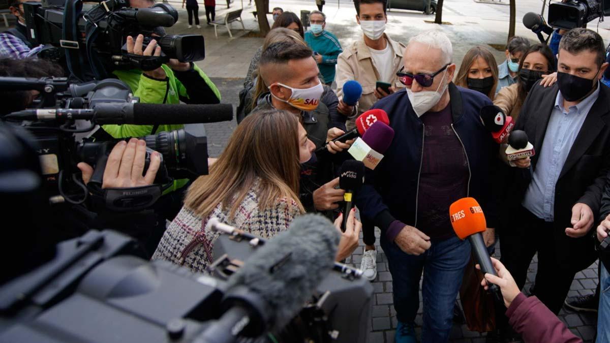 Josep Maria Mainat y su esposa llegan a los juzgados de Barcelona para declarar.
