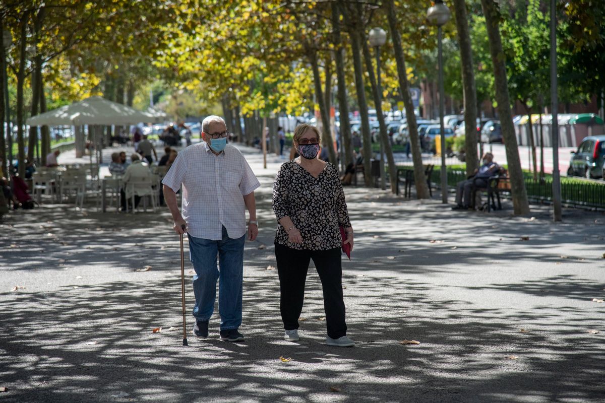 Dos personas mayores pasean Dos personas mayores pasean