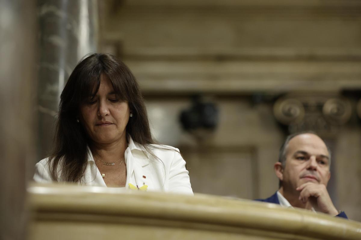 La presidenta de Junts, Laura Borràs, junto al secretario general del partido, Jordi Turull, en el Parlament.