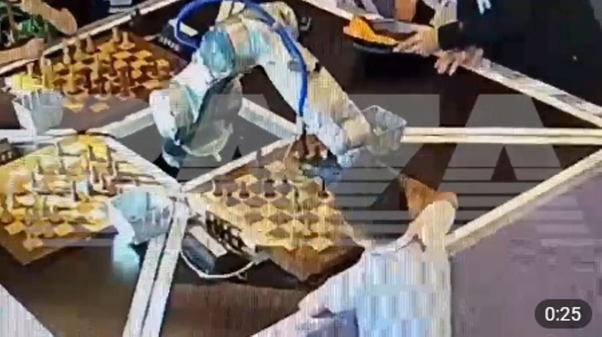 Un robot d’escacs trenca el dit a un nen de set anys
