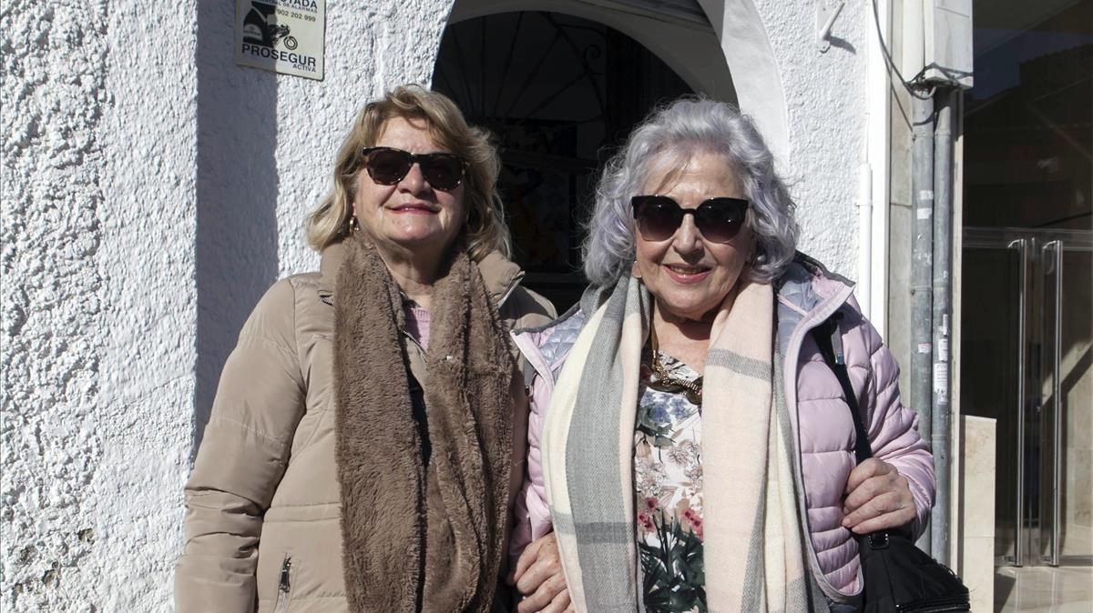 Inma Romero (izquierda) y Elisabeth Castellanos, frente al Centro de Mayores de Málaga.