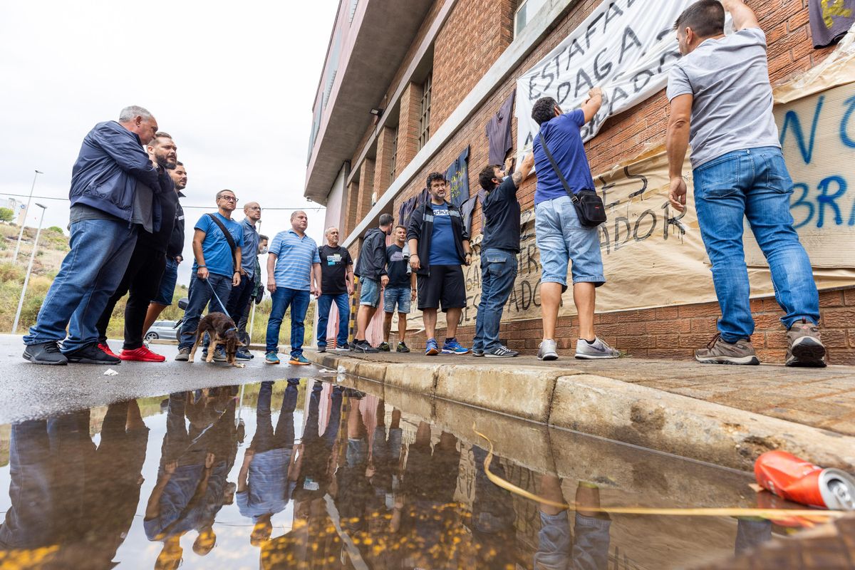 Los trabajadores de Mopavid, a las puertas de la fábrica. Los trabajadores de Mopavid, a las puertas de la fábrica.