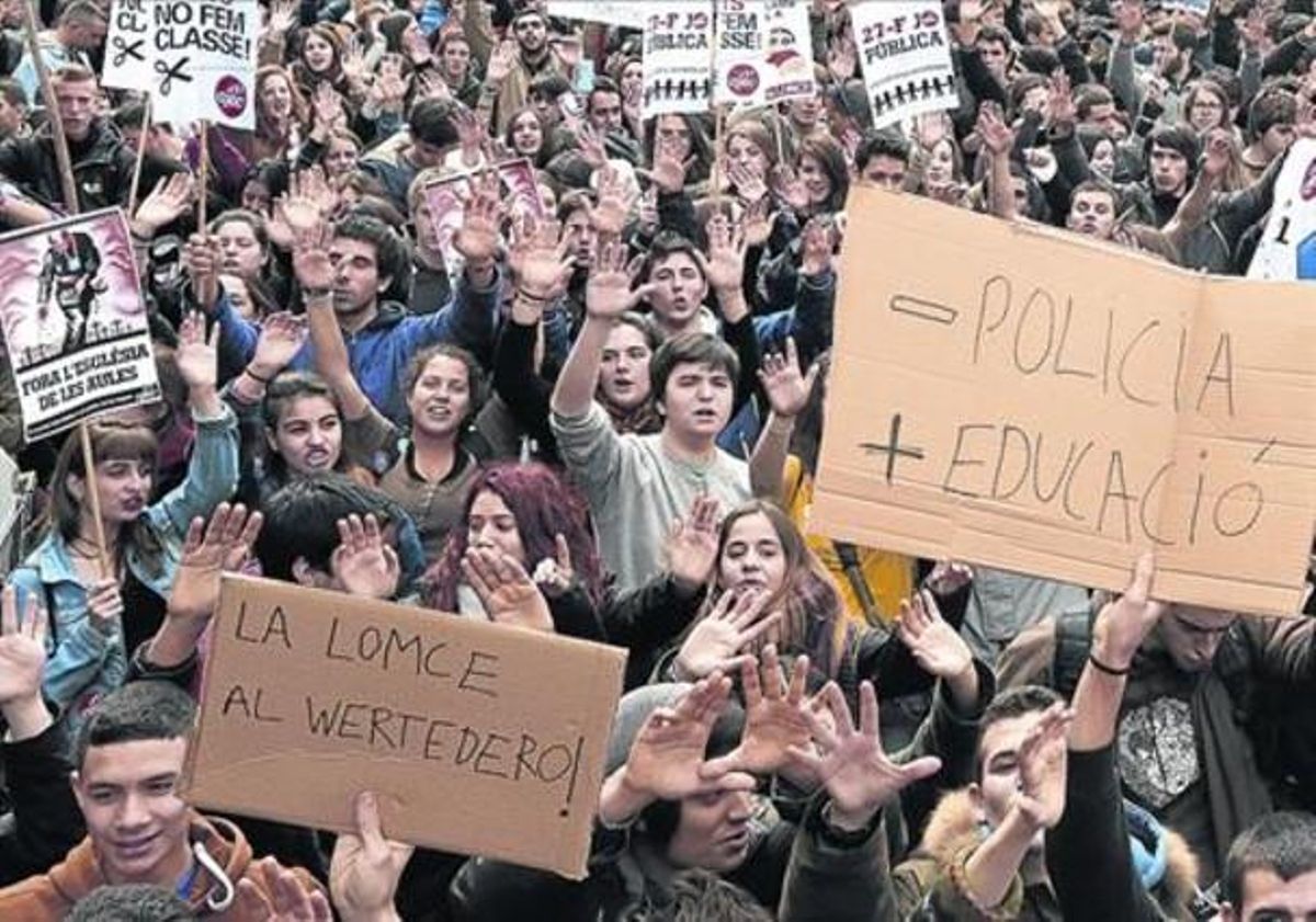 Manifestación de estudiantes de bachillerato en Barcelona contra la LOMCE, en febrero del 2014. Manifestación de estudiantes de bachillerato en Barcelona contra la LOMCE, en febrero del 2014.