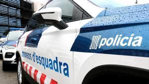 Vídeo | Detingut un home per intentar entrar en un cotxe patrulla dels Mossos a Barcelona