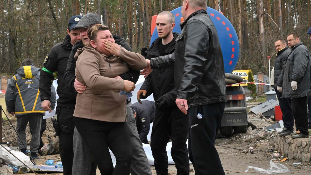 Los civiles huyen del este de Ucrania, que se prepara para "grandes batallas"