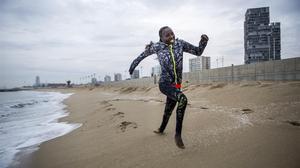 Florence Kiplagat corre por la playa de Levante de Barcelona, junto al Fòrum, en un entrenamiento previo al medio maratón.