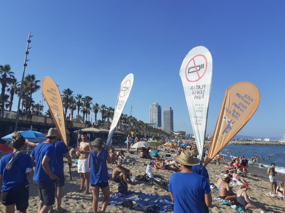 MAPA | Estos son los sitios donde aún se permite fumar en las playas de Barcelona