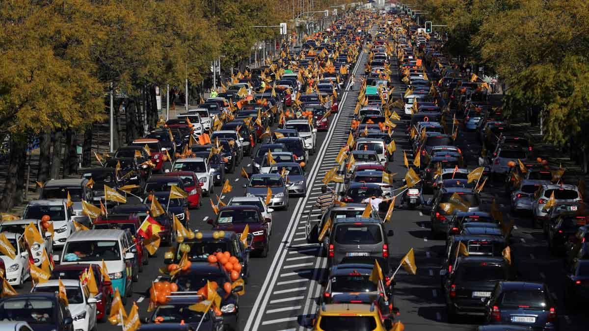 Cientos de coches llenan la Castellana de Madrid contra la ’Ley Celaá’