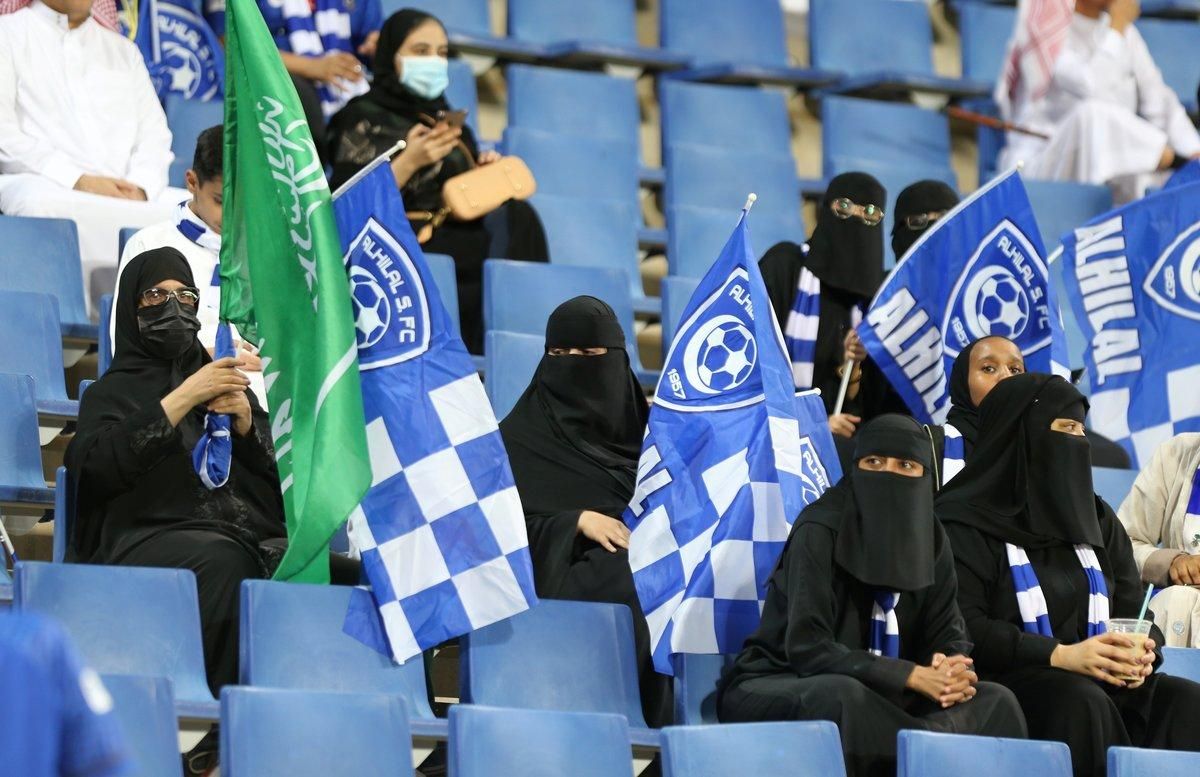 Aficionadas saudís, en la grada del estadio de Riad, la capital del país. Aficionadas saudís, en la grada del estadio de Riad, la capital del país.